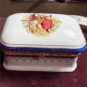 Vecceli Renaissance Courting Couple Porcelain Trinket Box From Italy No Watch